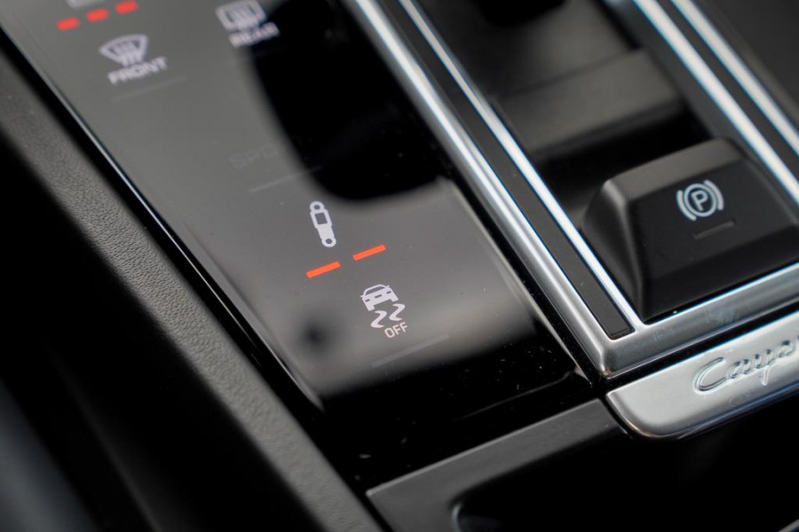 Porsche Cayenne 3.0 E-Hybrid / Pano / 4Wielsturing / InnoDrive / Clanck / Trekhaak / Luchtvering / NL Auto