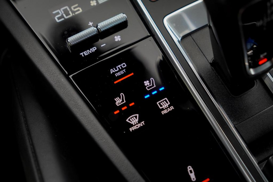 Porsche Cayenne 3.0 E-Hybrid / Pano / 4Wielsturing / InnoDrive / Clanck / Trekhaak / Luchtvering / NL Auto