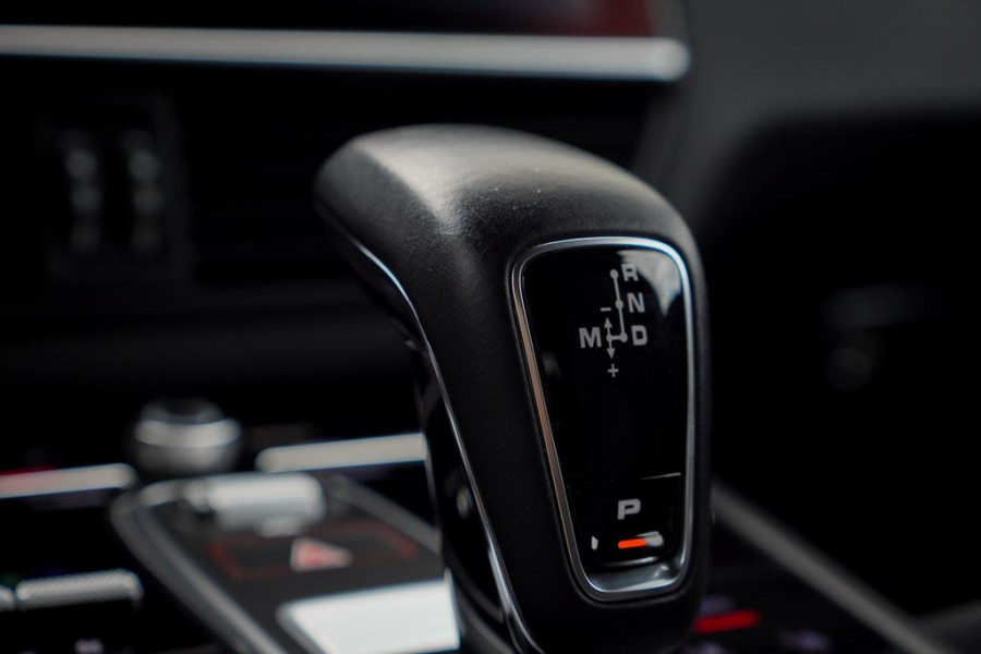 Porsche Cayenne 3.0 E-Hybrid / Pano / 4Wielsturing / InnoDrive / Clanck / Trekhaak / Luchtvering / NL Auto
