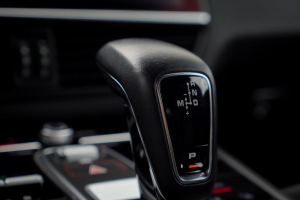 Porsche Cayenne 3.0 E-Hybrid / Pano / 4Wielsturing / InnoDrive / Clanck / Trekhaak / Luchtvering / NL Auto