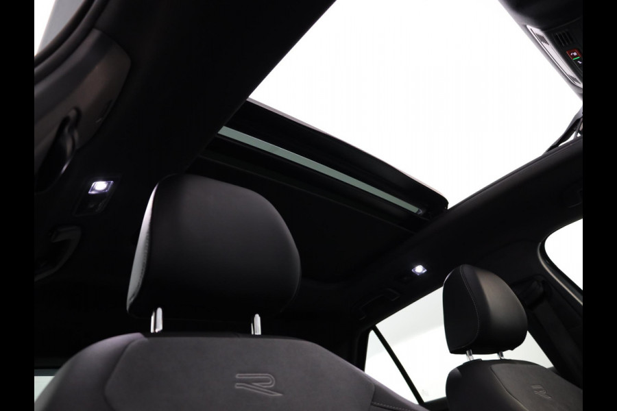 Volkswagen T-Roc 1.5 TSI R-Line 150 pk Automaat (DSG) | Verlengde garantie | Navigatie via App | Panoramadak | Parkeersensoren (Park assist) | Achteruitrijcamera | Adaptieve cruise control | Black Style pakket |