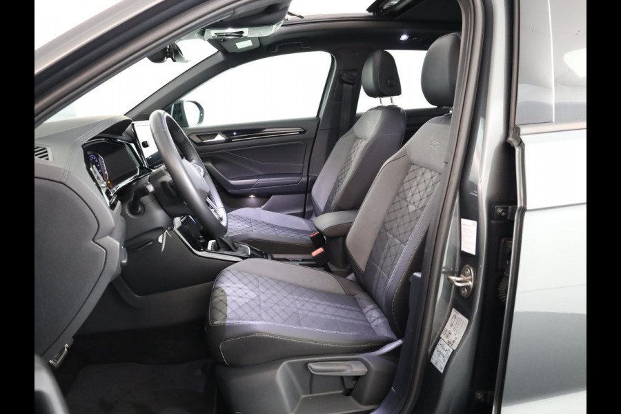 Volkswagen T-Roc 1.5 TSI R-Line 150 pk Automaat (DSG) | Verlengde garantie | Navigatie via App | Panoramadak | Parkeersensoren (Park assist) | Achteruitrijcamera | Adaptieve cruise control | Black Style pakket |