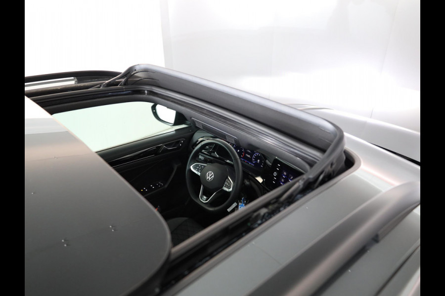 Volkswagen T-Roc 1.5 TSI R-Line 150 pk Automaat (DSG) | Verlengde garantie | Navigatie via App | Panoramadak | Parkeersensoren (Park assist) | Achteruitrijcamera | Adaptieve cruise control | Black Style pakket |