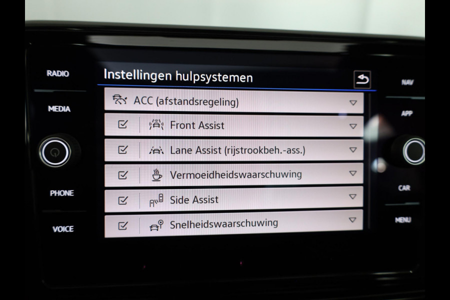 Volkswagen T-Roc 1.5 TSI R-Line 150 pk Automaat (DSG) | Verlengde garantie | Navigatie via App | Panoramadak | Parkeersensoren (Park assist) | Achteruitrijcamera | Adaptieve cruise control | Black Style pakket |