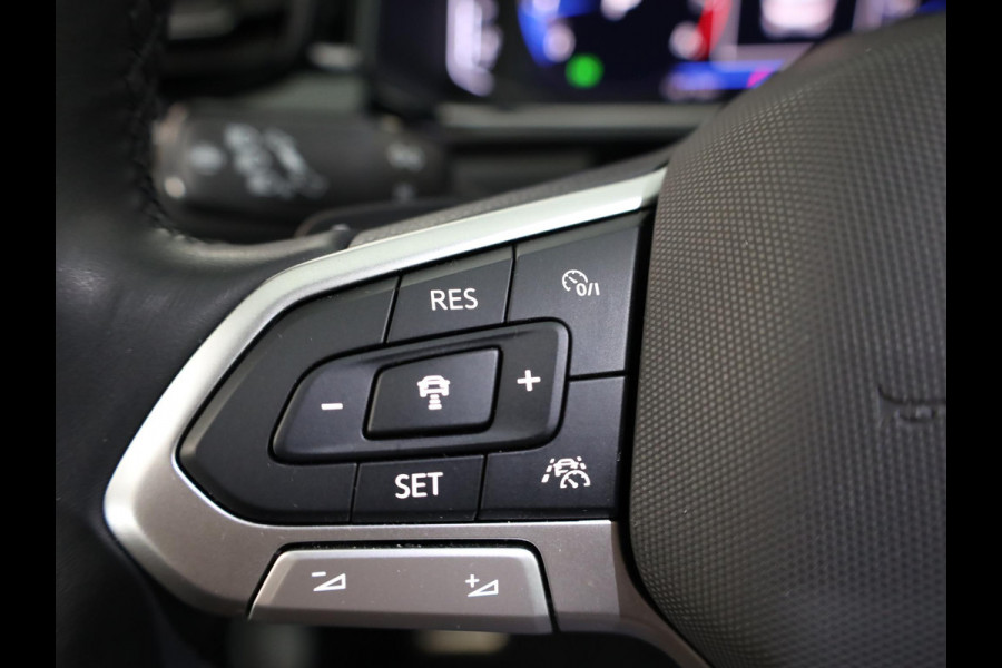 Volkswagen T-Roc 1.5 TSI R-Line 150 pk Automaat (DSG) | Verlengde garantie | Navigatie via App | Panoramadak | Parkeersensoren (Park assist) | Achteruitrijcamera | Adaptieve cruise control | Black Style pakket |