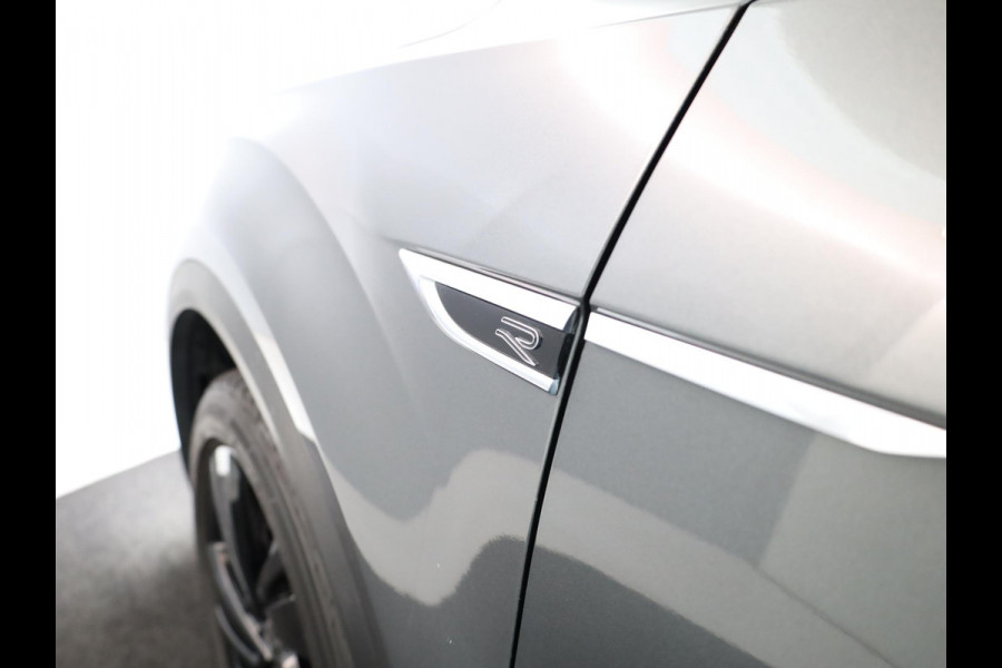Volkswagen T-Roc 1.5 TSI R-Line 150 pk Automaat (DSG) | Verlengde garantie | Navigatie via App | Panoramadak | Parkeersensoren (Park assist) | Achteruitrijcamera | Adaptieve cruise control | Black Style pakket |