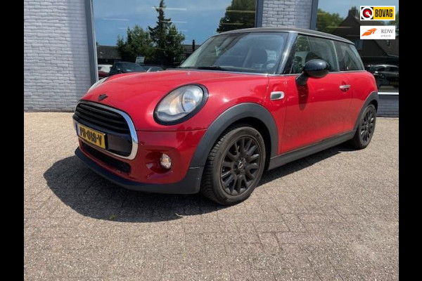 MINI Mini 1.5 Cooper Business Automaat | Navigatie | Parkeersensoren achter | Airco