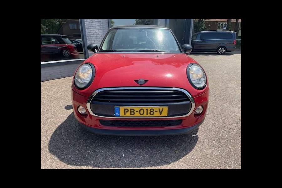 MINI Mini 1.5 Cooper Business Automaat | Navigatie | Parkeersensoren achter | Airco