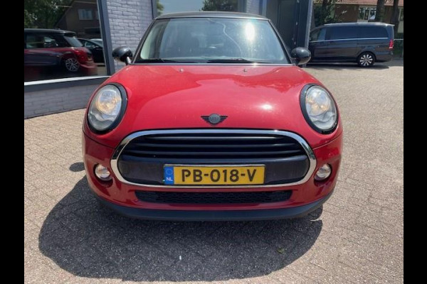 MINI Mini 1.5 Cooper Business Automaat | Navigatie | Parkeersensoren achter | Airco