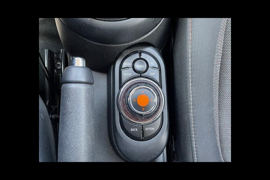 MINI Mini 1.5 Cooper Business Automaat | Navigatie | Parkeersensoren achter | Airco