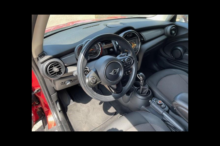 MINI Mini 1.5 Cooper Business Automaat | Navigatie | Parkeersensoren achter | Airco