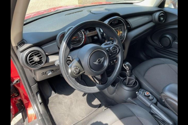 MINI Mini 1.5 Cooper Business Automaat | Navigatie | Parkeersensoren achter | Airco