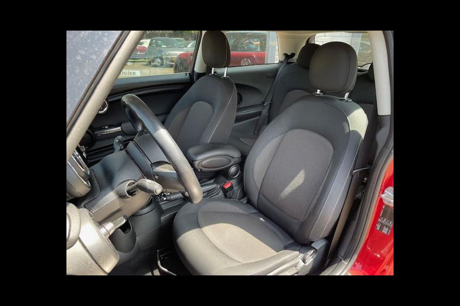 MINI Mini 1.5 Cooper Business Automaat | Navigatie | Parkeersensoren achter | Airco