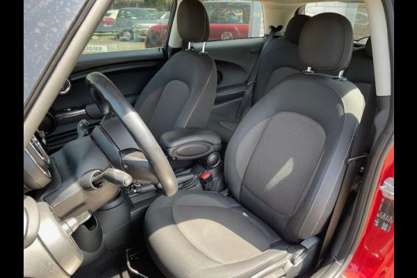 MINI Mini 1.5 Cooper Business Automaat | Navigatie | Parkeersensoren achter | Airco