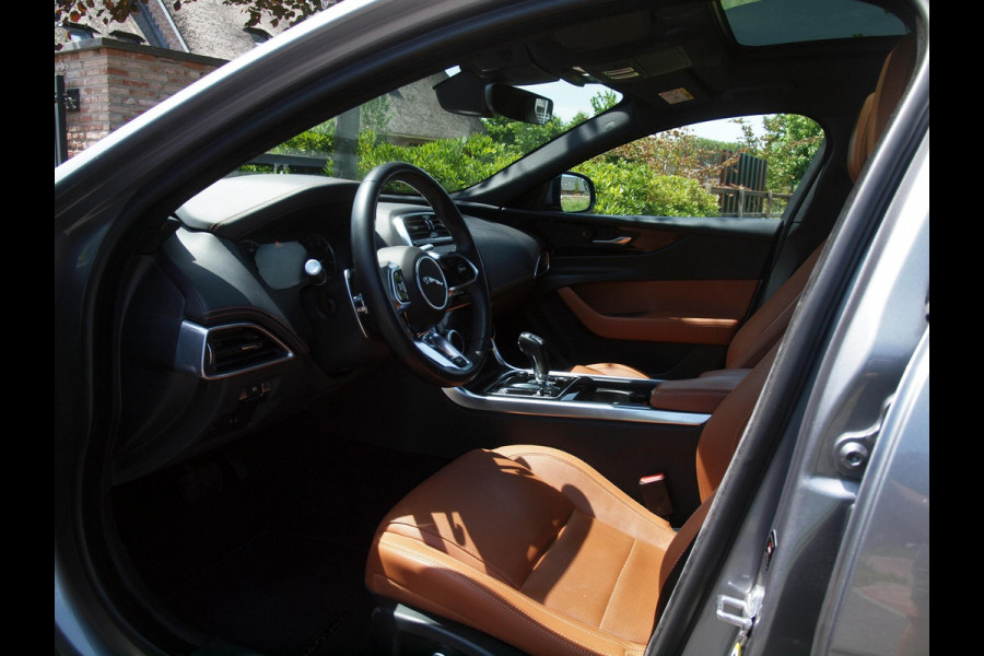 Jaguar XE 2.0 P250 HSE | R-Dynamic | Panoramadak | Camera | Apple Carplay | Cruise Control | Leer | Automaat |