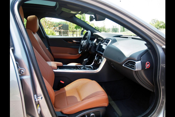 Jaguar XE 2.0 P250 HSE | R-Dynamic | Panoramadak | Camera | Apple Carplay | Cruise Control | Leer | Automaat |