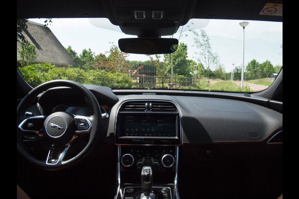 Jaguar XE 2.0 P250 HSE | R-Dynamic | Panoramadak | Camera | Apple Carplay | Cruise Control | Leer | Automaat |