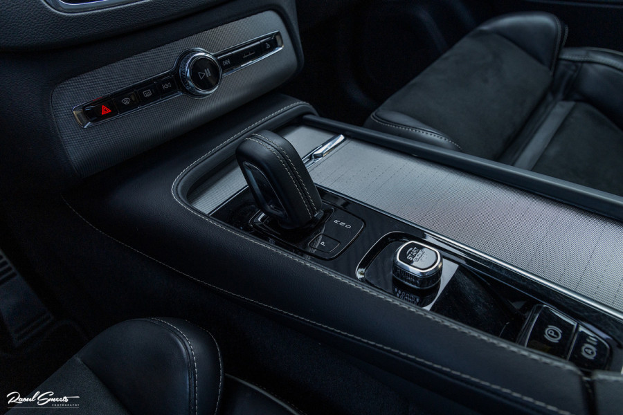 Volvo XC90 2.0 T8 Recharge AWD R-Design | Panorama dak | Harman Kardon | Zwenkbare trekhaak | 360 Camera | Adaptieve cruise | Longe Range