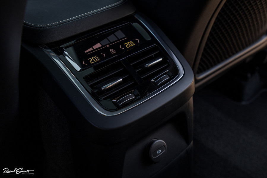 Volvo XC90 2.0 T8 Recharge AWD R-Design | Panorama dak | Harman Kardon | Zwenkbare trekhaak | 360 Camera | Adaptieve cruise | Longe Range