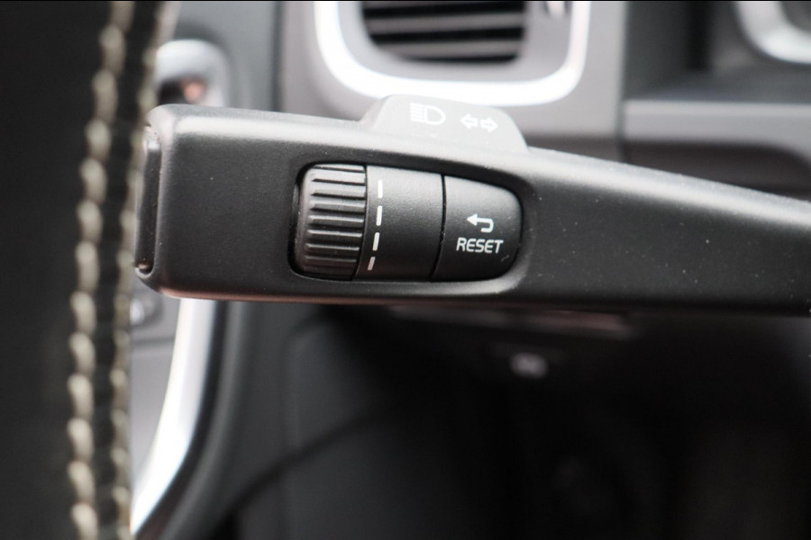 Volvo V60 1.5 T3 Polar+ Dynamic Leder Origineel NL Navigatie