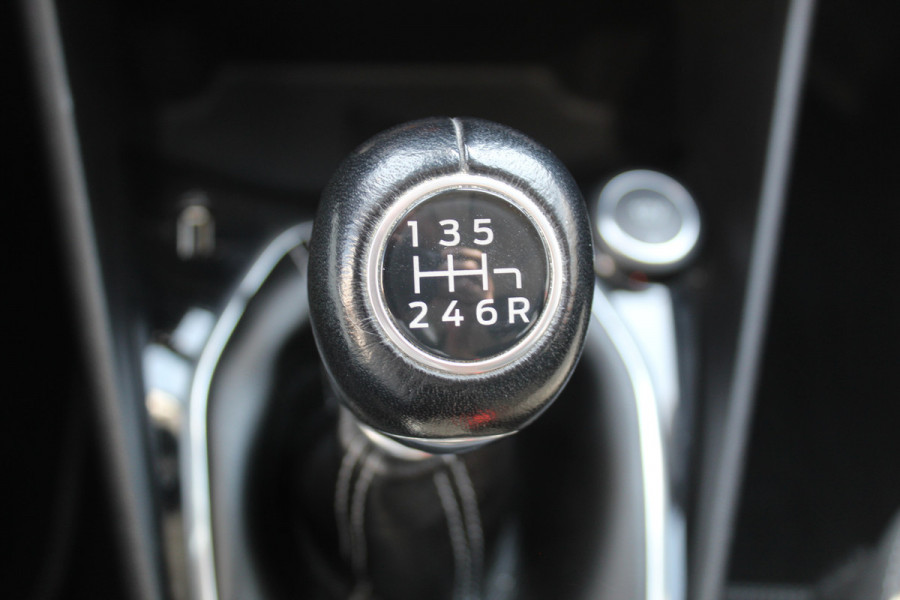 Ford Fiesta 1.0 EcoBoost Titanium , 100pk Climate control , Camera , Voorruit verwarming , Cruise control B en O audio , Park Asist ,