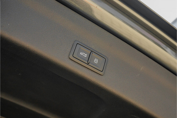 Audi A6 Avant 55 TFSI Quattro Design S Pano Luchtvering 4WS Trekhaak 21" Vossen
