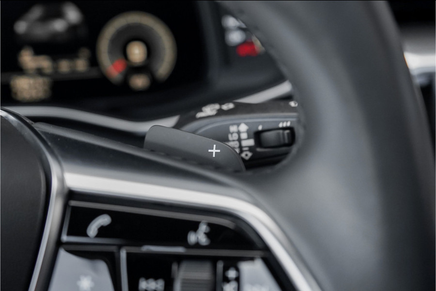 Audi A6 Avant 55 TFSI Quattro Design S Pano Luchtvering 4WS Trekhaak 21" Vossen