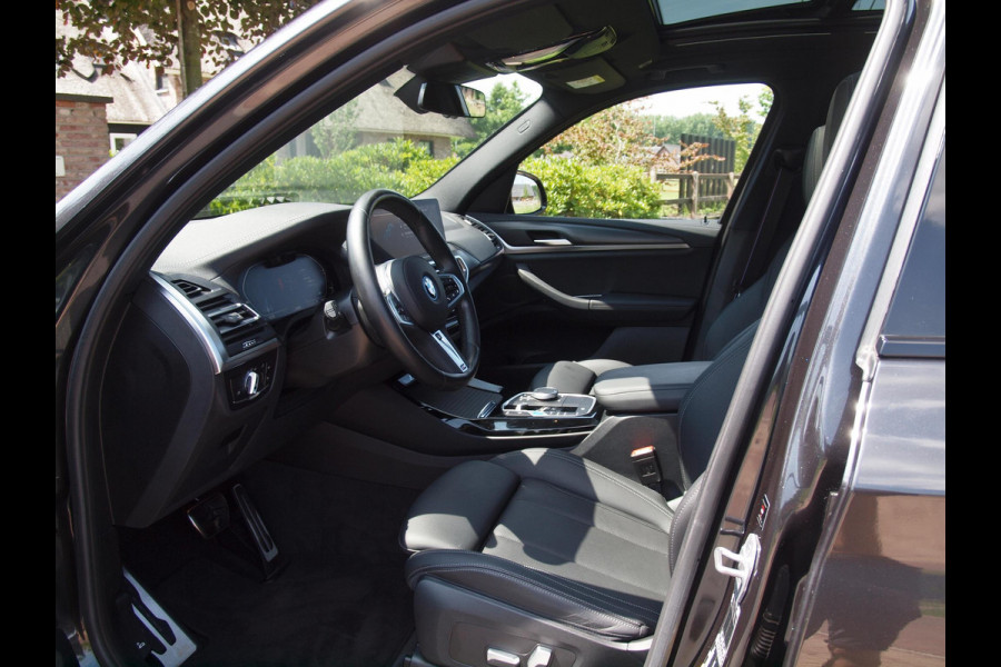 BMW iX3 High Executive Edition 80 kWh M-Pakket | Panoramadak | Trekhaak | Camera | Cruise Control | Sfeerverlichting |