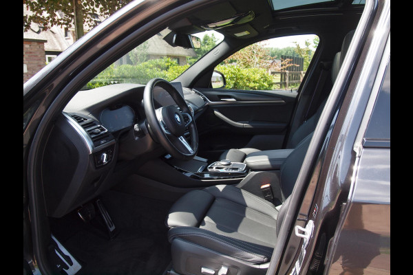 BMW iX3 High Executive Edition 80 kWh M-Pakket | Panoramadak | Trekhaak | Camera | Cruise Control | Sfeerverlichting |