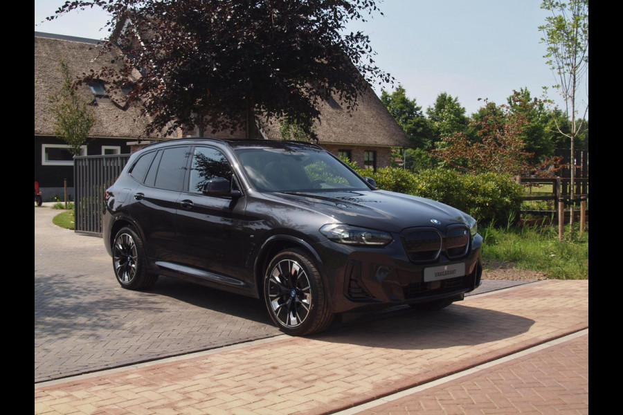 BMW iX3 High Executive Edition 80 kWh M-Pakket | Panoramadak | Trekhaak | Camera | Cruise Control | Sfeerverlichting |