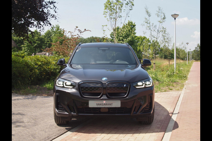 BMW iX3 High Executive Edition 80 kWh M-Pakket | Panoramadak | Trekhaak | Camera | Cruise Control | Sfeerverlichting |