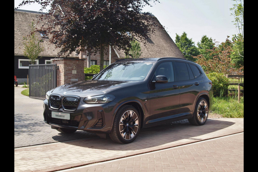 BMW iX3 High Executive Edition 80 kWh M-Pakket | Panoramadak | Trekhaak | Camera | Cruise Control | Sfeerverlichting |