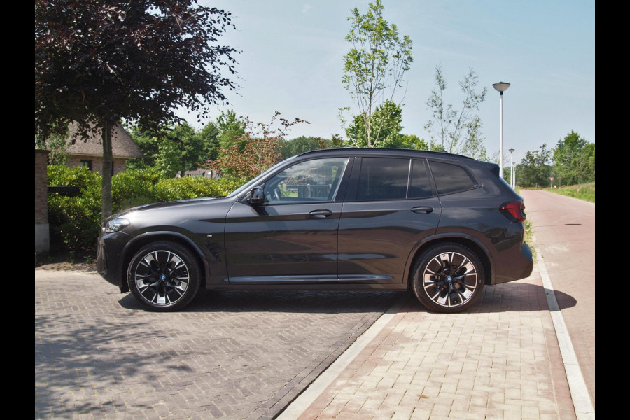 BMW iX3 High Executive Edition 80 kWh M-Pakket | Panoramadak | Trekhaak | Camera | Cruise Control | Sfeerverlichting |