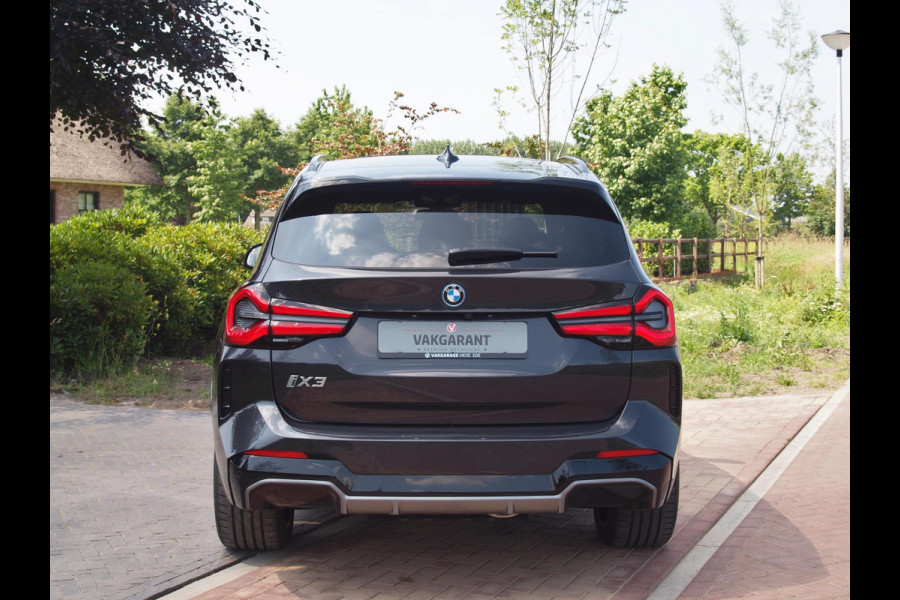 BMW iX3 High Executive Edition 80 kWh M-Pakket | Panoramadak | Trekhaak | Camera | Cruise Control | Sfeerverlichting |