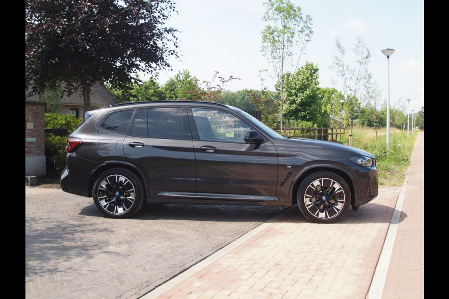 BMW iX3 High Executive Edition 80 kWh M-Pakket | Panoramadak | Trekhaak | Camera | Cruise Control | Sfeerverlichting |