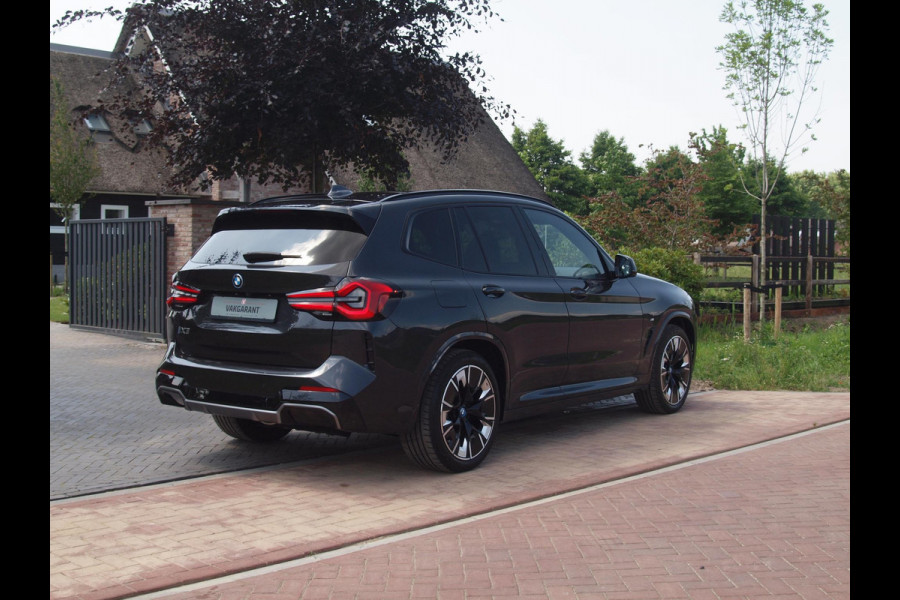 BMW iX3 High Executive Edition 80 kWh M-Pakket | Panoramadak | Trekhaak | Camera | Cruise Control | Sfeerverlichting |