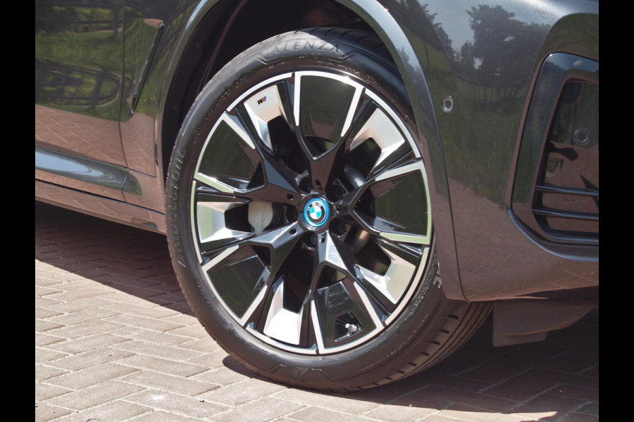 BMW iX3 High Executive Edition 80 kWh M-Pakket | Panoramadak | Trekhaak | Camera | Cruise Control | Sfeerverlichting |