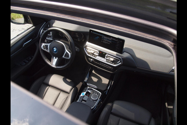 BMW iX3 High Executive Edition 80 kWh M-Pakket | Panoramadak | Trekhaak | Camera | Cruise Control | Sfeerverlichting |