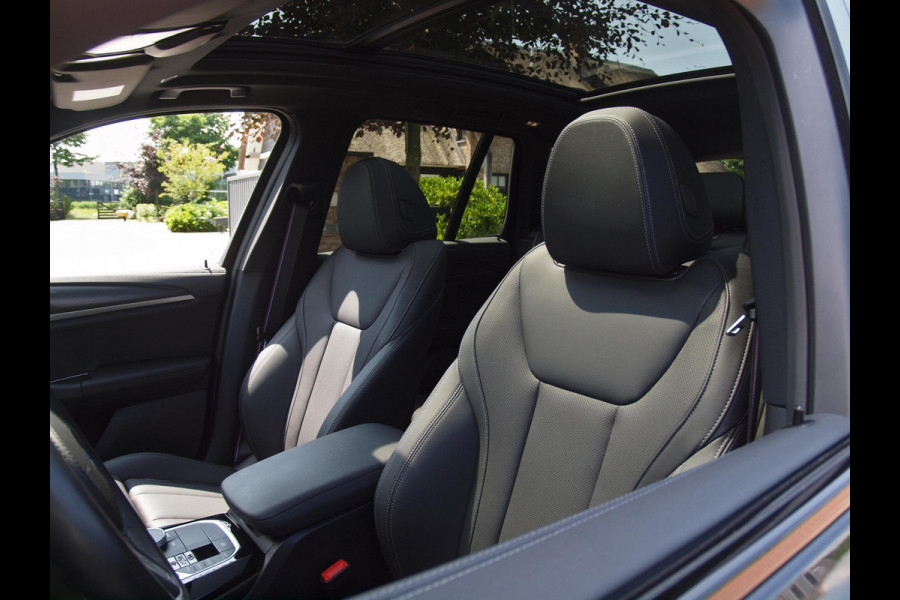 BMW iX3 High Executive Edition 80 kWh M-Pakket | Panoramadak | Trekhaak | Camera | Cruise Control | Sfeerverlichting |