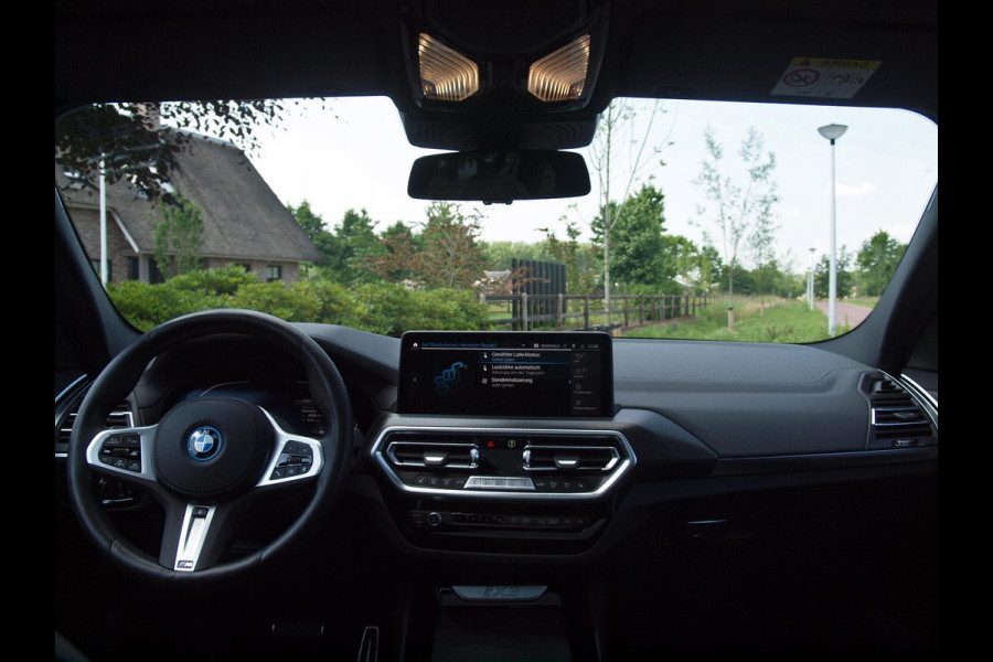 BMW iX3 High Executive Edition 80 kWh M-Pakket | Panoramadak | Trekhaak | Camera | Cruise Control | Sfeerverlichting |