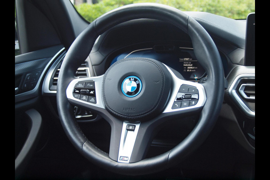 BMW iX3 High Executive Edition 80 kWh M-Pakket | Panoramadak | Trekhaak | Camera | Cruise Control | Sfeerverlichting |