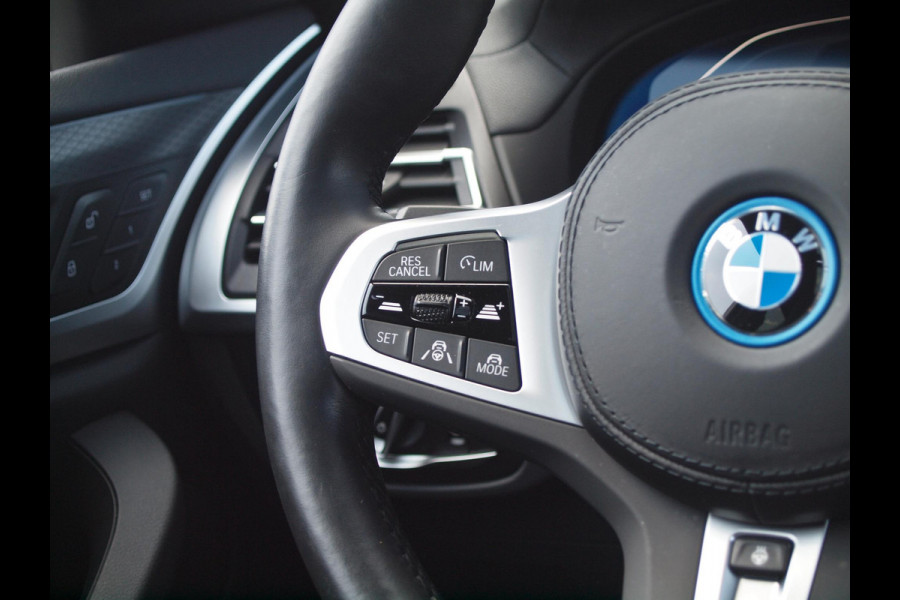 BMW iX3 High Executive Edition 80 kWh M-Pakket | Panoramadak | Trekhaak | Camera | Cruise Control | Sfeerverlichting |