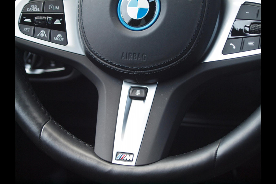 BMW iX3 High Executive Edition 80 kWh M-Pakket | Panoramadak | Trekhaak | Camera | Cruise Control | Sfeerverlichting |