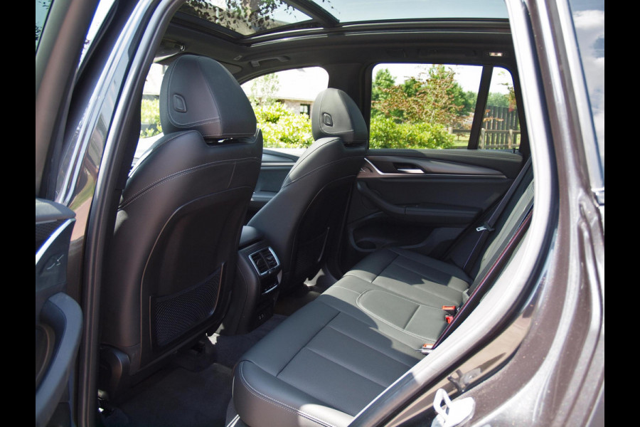 BMW iX3 High Executive Edition 80 kWh M-Pakket | Panoramadak | Trekhaak | Camera | Cruise Control | Sfeerverlichting |