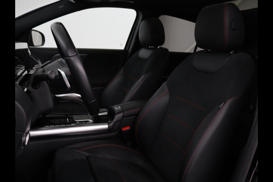 Mercedes-Benz GLA 250 e AMG Luxury | Panoramadak | Stoelverwarming | Sfeerverlichting | Keyless | Widescreen |  LMV 19 inch | Trekhaak wegklapbaar