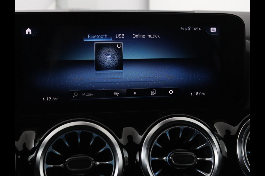 Mercedes-Benz GLA 250 e AMG Luxury | Panoramadak | Stoelverwarming | Sfeerverlichting | Keyless | Widescreen |  LMV 19 inch | Trekhaak wegklapbaar