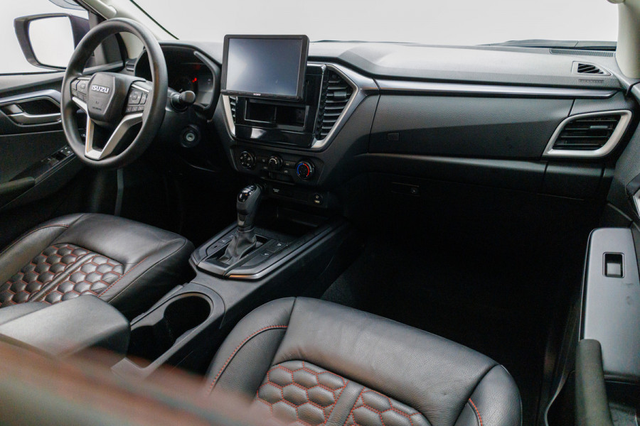 Isuzu D-max 1.9 Extended Cab LSX Lederen bekleding, Road Ranger bullbar, Adaptive cruise, Stoelverwarming, Camera, Navigatie, Side steps Prijs is exclusief btw!