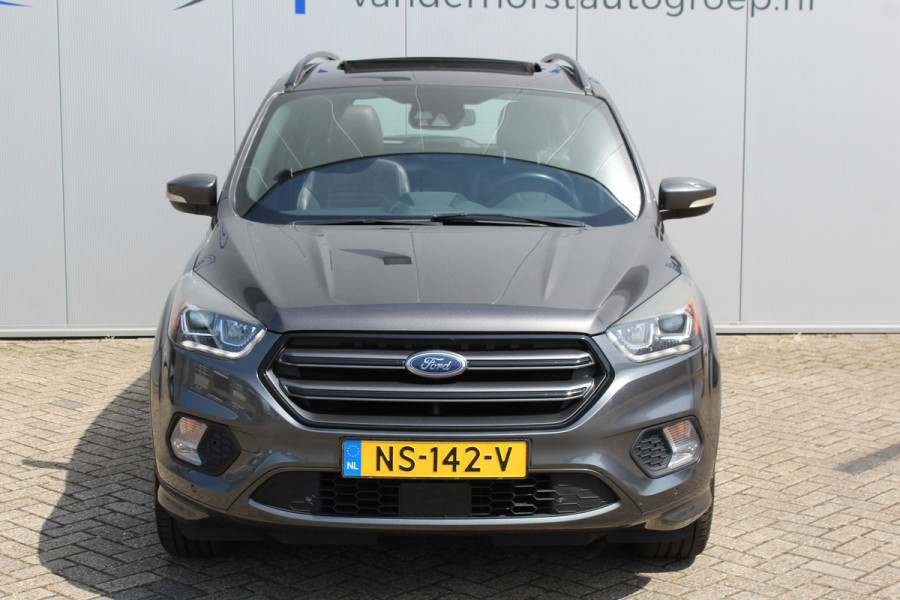 Ford Kuga 1.5-120pk EcoBoost ST Line. Erg mooie en luxe Kuga ST-Line. Trekgewicht 1.800kg ! Volautm. airco, elektr. panoramadak, elektr. achterklep, navigatie, telefoonvoorb., Apple carplay/Android auto., trekhaak, leer/alcantara bekleding, lane assist, cruise cntrl, camera etc etc.