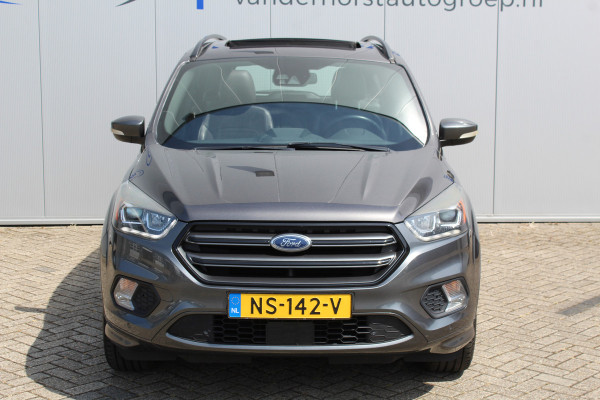 Ford Kuga 1.5-120pk EcoBoost ST Line. Erg mooie en luxe Kuga ST-Line. Trekgewicht 1.800kg ! Volautm. airco, elektr. panoramadak, elektr. achterklep, navigatie, telefoonvoorb., Apple carplay/Android auto., trekhaak, leer/alcantara bekleding, lane assist, cruise cntrl, camera etc etc.