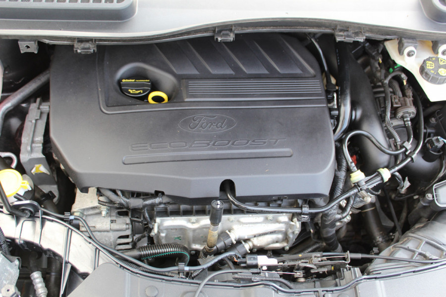Ford Kuga 1.5-120pk EcoBoost ST Line. Erg mooie en luxe Kuga ST-Line. Trekgewicht 1.800kg ! Volautm. airco, elektr. panoramadak, elektr. achterklep, navigatie, telefoonvoorb., Apple carplay/Android auto., trekhaak, leer/alcantara bekleding, lane assist, cruise cntrl, camera etc etc.